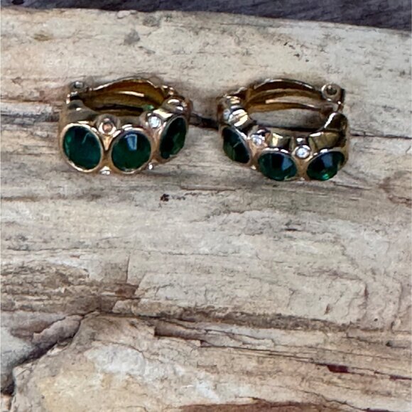 Swarovski Emerald Green Crystal Gold Tone Huggie Hoop Earrings Signed Vintage - Picture 2 of 5